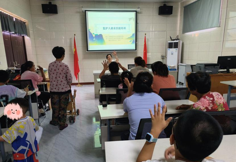 济宁高新区柳行街道社工站 为困境儿童监护人赋能，开展就业技能培训活动
